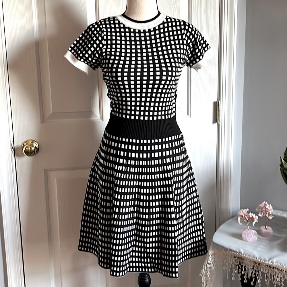 Einii by Unique Vintage, Size Medium, Black and White